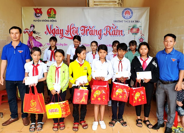 Đại diện Hội đồng Đội huyện Krông Bông trao quà và học bổng cho các em học sinh nghèo vượt khó..