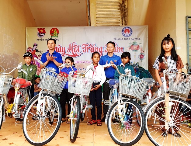 Hội đồng Đội huyện Krông Bông trao xe đạp tặng học sinh có hoàn cảnh đặc biệt khó khăn.