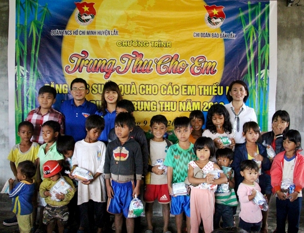 Đại diện Chi Đoàn Báo Đắk Lắk và mạnh thường quân tặng quà cho các em nhỏ