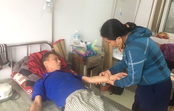 Dù đau bệnh, nhưng hằng ngày bà Trần Thị Mai vẫn phải chăm sóc chồng  tại bệnh viện. 