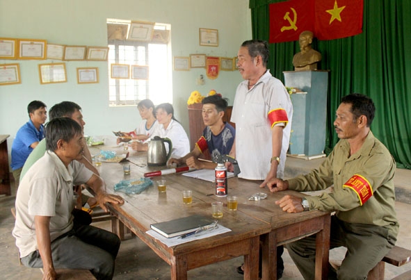 Một buổi họp của tổ tự quản, tự phòng về ANTT thôn 1 (xã Cư Đrăm, huyện Krông Bông). 