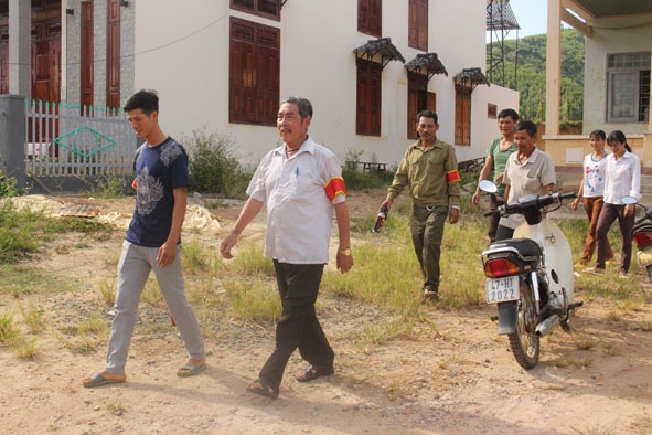 Các thành viên tổ tự quản, tự phòng về ANTT thôn 1 (xã Cư Đrăm, huyện Krông Bông) đi tuần tra cao điểm trong mùa thu hoạch.
