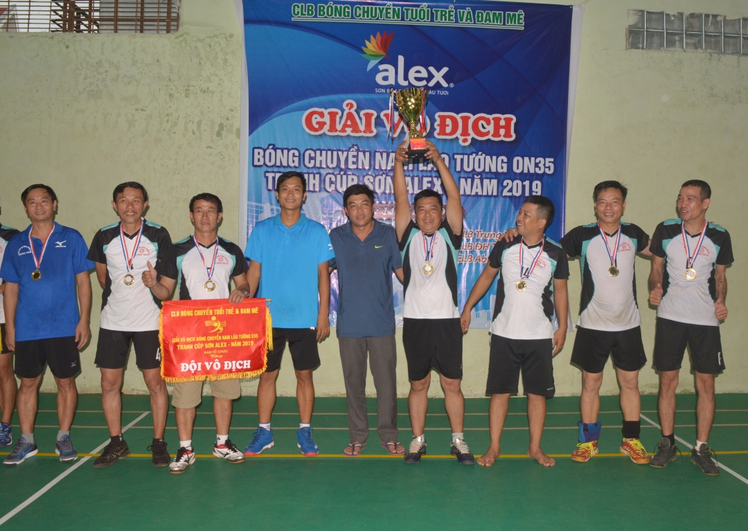 Ban tổ chức trao giải cho đội Vô địch.