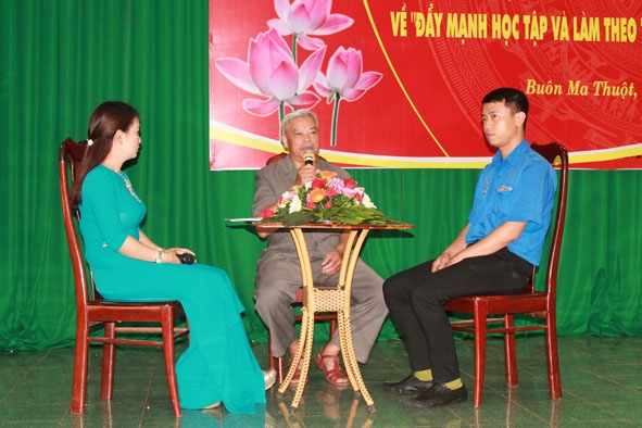 Ông Phạm Văn Kết (giữa) chia sẻ kinh nghiệm trong hoạt động khuyến học, khuyến tài tại Hội nghị tuyên dương điển hình  tiên tiến trong thực hiện Chỉ thị 05-CT/TW do Thành ủy Buôn Ma Thuột tổ chức. 