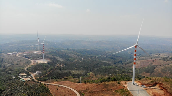 Công trình điện gió ở huyện Ea H'leo.  Ảnh: H. Gia
