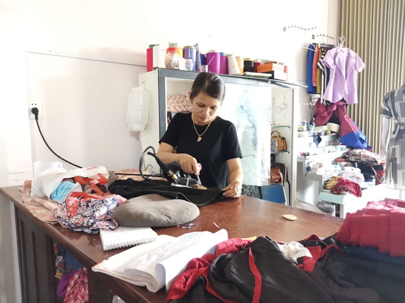 Chị Trần Kiều Oanh (thôn 2, xã Krông Jing) đã mở tiệm may và có thu nhập ổn định từ nguồn vốn hỗ trợ  của Hội LHPN xã. 