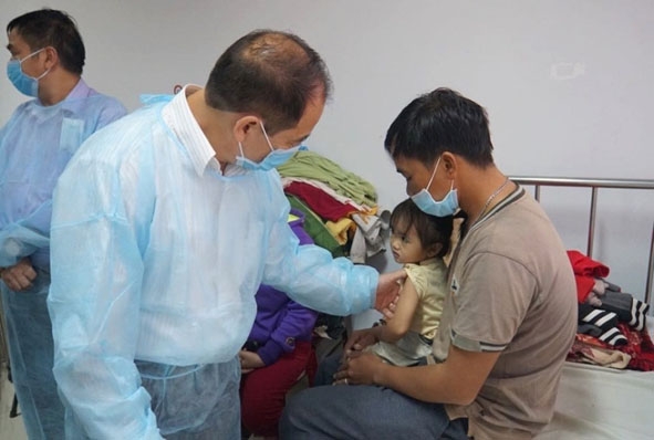 Cục trưởng  Cục Y tế  dự phòng  (Bộ Y tế)  Trần Đắc Phu thăm  bệnh nhân điều trị  tại BVĐK vùng Tây Nguyên.