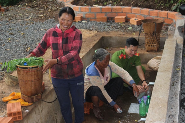 Người dân buôn Cứ (xã Ea Sol, huyện Ea H'leo) phấn khởi sử dụng nước tại bến nước mới được xây dựng. 