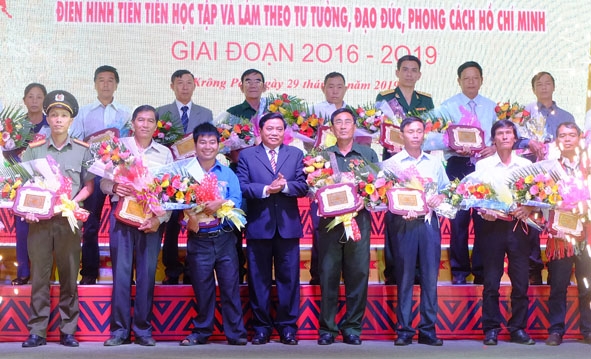Các tập thể có thành tích xuất sắc trong học tập và làm theo tư tưởng, đạo đức, phong cách Hồ Chí Minh giai đoạn 216-2019 được Huyện ủy Krông Pắc tuyên dương.