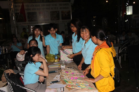 Tình nguyện viên trong CLB Bước chân yêu thương bán đồ handmade gây quỹ tổ chức Tết Trung thu 2019. 