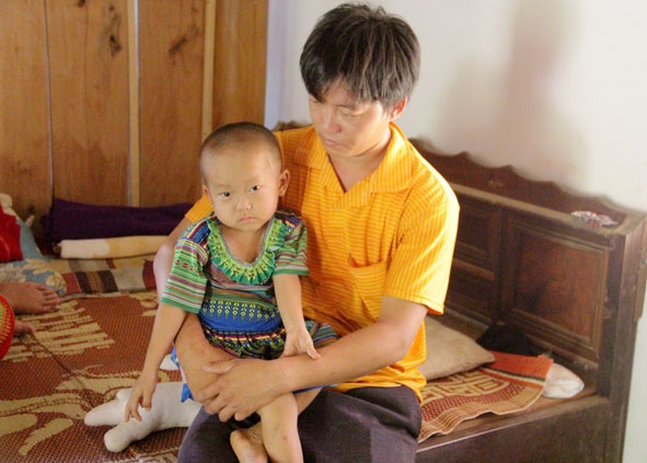 Cháu Liều Thị Nga trở về nhà sau đợt điều trị  tại Bệnh viện Ung bướu TP. Hồ Chí Minh.
