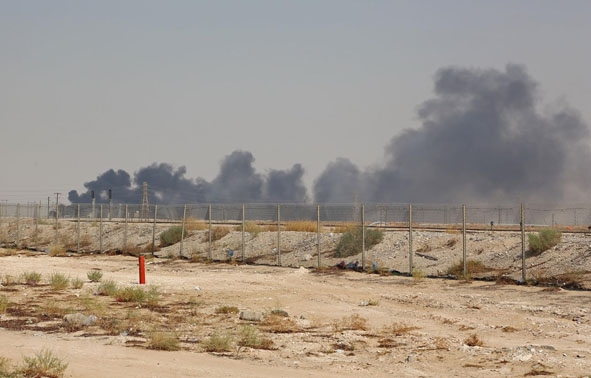 Khói bốc lên từ nhà máy lọc dầu của Aramco ở Abqaiq, Saudi Arabia, sau vụ tấn công ngày 14-9-2019.  (Ảnh: AFP/TTXVN)