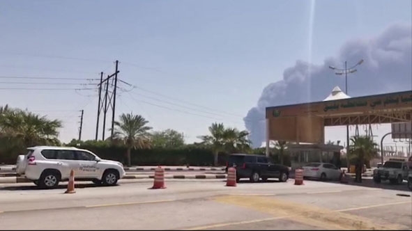 Khói bốc lên từ nhà máy lọc dầu của Aramco ở Abqaiq, Saudi Arabia, sau vụ tấn công ngày 14-9-2019. 