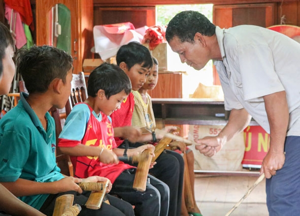 Nghệ nhân truyền dạy cồng chiêng cho thiếu niên buôn Ea Bông, xã Cư Êbur, TP. Buôn Ma Thuột. 