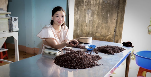 Lê Thị Trang kiểm tra chất lượng các mẫu  sản phẩm trước khi đưa ra  thị trường.