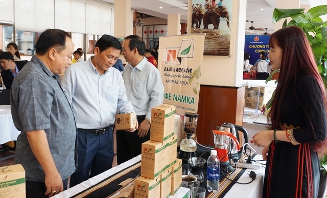 Các đại biểu tham quan gian hàng trưng bày các sản phẩm khởi nghiệp tại Chương trình. 
