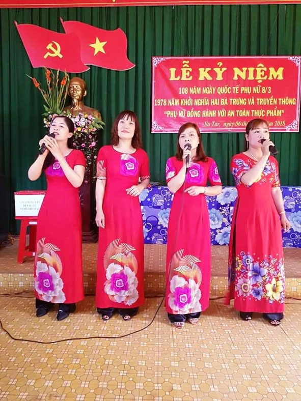            Một tiết mục  văn nghệ  của chị em  hội viên  Hội LHPN  xã Ea Tar  tại Lễ kỷ niệm Ngày  Quốc tế  Phụ nữ.   Ảnh:  Hội LHPN xã Ea Tar  cung cấp