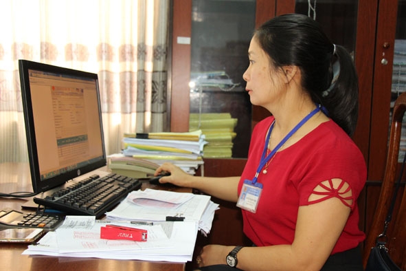 Cán bộ  Chi cục Thuế huyện  Krông Pắc kiểm tra  hóa đơn  điện tử  của các doanh nghiệp .