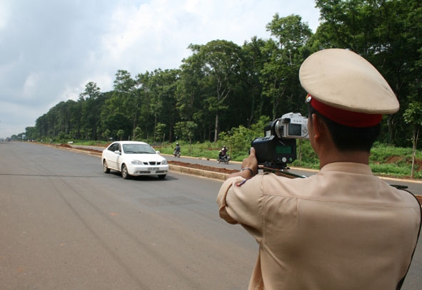 Lực lượng Cảnh sát giao thông tỉnh kiểm tra tốc độ phương tiện giao thông cơ giới đường bộ trên một tuyến đường.  