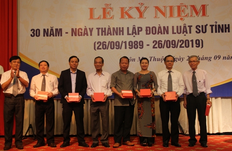 Luật sư Tạ Quang Tòng, Chủ nhiệm Đoàn Luật sư tỉnh (bìa trái) trao quà lưu niệm tặng các luật sư nguyên là thành viên Ban chủ nhiệm Đoàn Luật sư tỉnh qua các thời kỳ.
