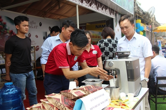 Du khách tham quan, tìm hiểu về cà phê tại Hội chợ, triển lãm chuyên ngành Cà phê tại Đắk Lắk