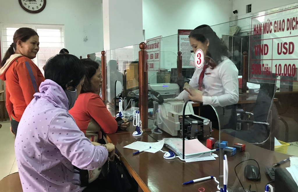 Khách hàng giao dịch gửi tiền tại một đơn vị trực thuộc Agribank Đắk Lắk