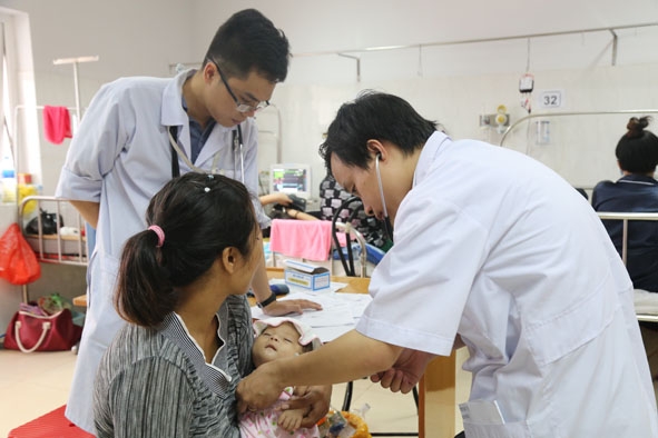 Trẻ bị viêm phổi đang điều trị tại khoa Nhi tổng hợp (Bệnh viện Đa khoa vùng Tây Nguyên).