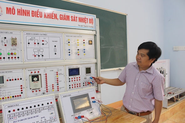 Thầy Nguyễn Văn Ban đang vận hành mô hình “Điều khiển và giám sát nhiệt độ”.   