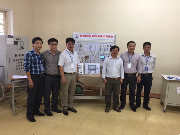 Mô hình “Điều khiển và giám sát nhiệt độ” của thầy Nguyễn Văn Ban (thứ ba từ phải sang) đoạt giải Nhất tại Hội thi Thiết bị đào tạo tự làm toàn quốc lần thứ VI.
