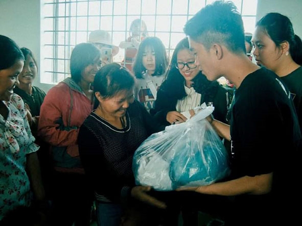Thành viên CLB Sao sáng tặng quà cho các gia đình có hoàn cảnh đặc biệt khó khăn tại xã Ea Kiết, huyện Cư M’gar.