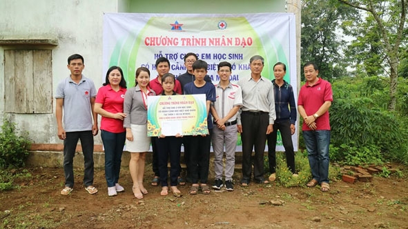 Đại diện Cửa hàng Xe máy Trung Thạch 5 chi nhánh huyện M'Đrắk trao hỗ trợ cho hai em mồ côi tại xã Ea M'đoal.
