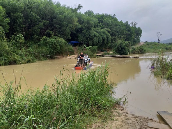 Giáo viên Trường Tiểu học Bùi Thị Xuân đi thuyền qua suối để đến trường.  