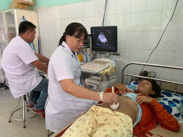 Bác sỹ Nguyễn Thị Lý - Giám đốc Bệnh viện đang siêu âm cho bệnh nhân.