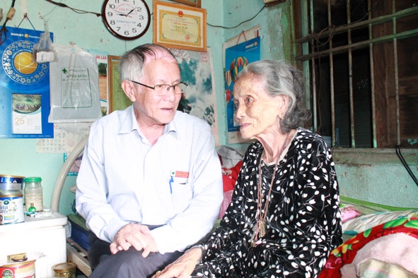 Ông Nguyễn Hữu Tâm  thăm hỏi  và động viên người cao tuổi không nơi nương tựa  trên địa bàn phường. 