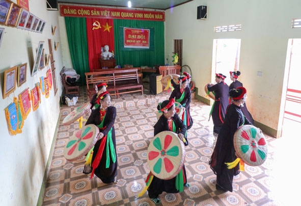 Câu lạc bộ Quê hương, thôn Tân Hiệp, xã Ea Tóh (huyện Krông Năng) biểu diễn giao lưu tại Hội Xuân ở Đình Lạc Giao (TP. Buôn Ma Thuột) năm 2019. 
