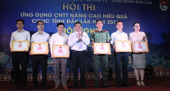 Ban tổ chức trao giải cho các thí sinh đoạt giải ở phần thi dành cho cán bộ công chức cấp tỉnh.