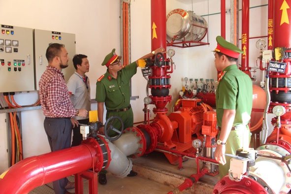 Lực lượng Cảnh sát Phòng cháy chữa cháy và Cứu nạn cứu hộ kiểm tra hệ thống máy bơm nước chữa cháy  của Công ty TNHH MM Mega Market (Việt Nam) tại Đắk Lắk.    Ảnh: H.Ân