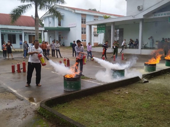 Huấn luyện nghiệp vụ phòng cháy chữa cháy cho lực lượng dân phòng huyện Cư Kuin. 
