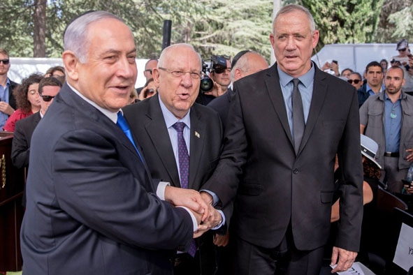 Trong ảnh (từ trái sang): Thủ tướng Israel Benjamin Netanyahu, Tổng thống Reuven Rivlin và Lãnh đạo đảng Xanh-Trắng Benny Gantz trong cuộc gặp mặt tại Jerusalem ngày 19-9-2019. (Nguồn: AFP/TTXVN)