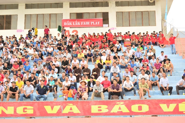 Khán giả đến Sân vận động Buôn Ma Thuột theo dõi, động viên các cầu thủ Câu lạc bộ bóng đá Đắk Lắk thi đấu. 