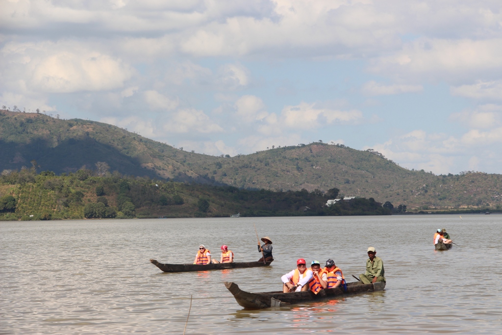 Khách trải nghiệm thuyền độc mộc trên hồ Lắk.