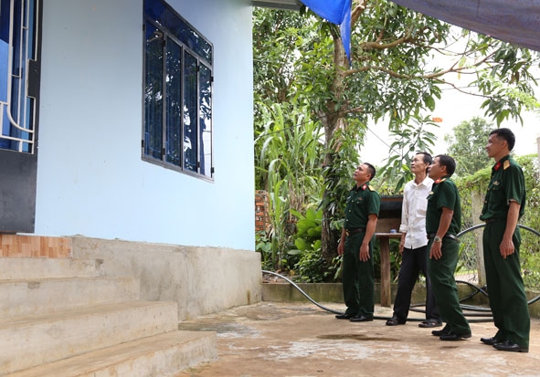 Cán bộ Lữ đoàn Đặc công 198 kiểm tra căn nhà xây tặng gia đình ông Bùi Văn Vương.  