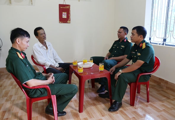 Ông Bùi Văn Vương trò chuyện cùng bộ đội Lữ đoàn Đặc công 198.