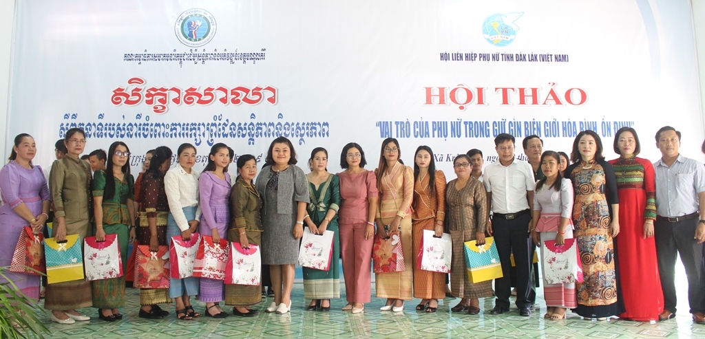 Đại diện lãnh đạo tỉnh Đắk Lắk tặng quà lưu niệm cán bộ, hội viên phụ nữ tỉnh Mondulkiri