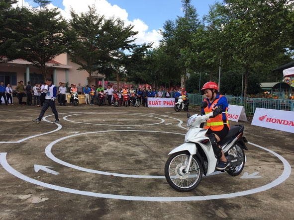 Một thí sinh tham gia phần thi thực hành lái xe mô tô tại Hội thi “Thanh niên với văn hóa giao thông” huyện Cư M’gar. 