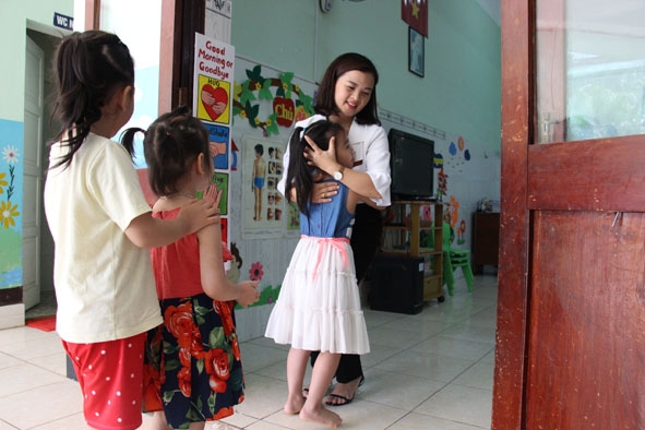 Cô Bùi Thị Thúy Hà, giáo viên chủ nhiệm lớp Chồi 4 thực hành chào đón bé theo sự lựa chọn của các bé trong menu hành động cảm xúc. 