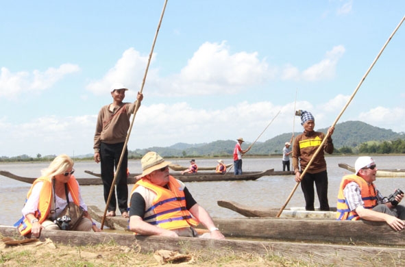 Người dân buôn Jun, thị trấn Liên Sơn (huyện Lắk) chuẩn bị chèo thuyền độc mộc phục vụ du khách.  Ảnh: L.Anh
