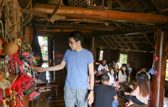 Du khách tìm hiểu về văn hóa đồng bào Êđê tại buôn Akô Dhông (TP. Buôn Ma Thuột). 