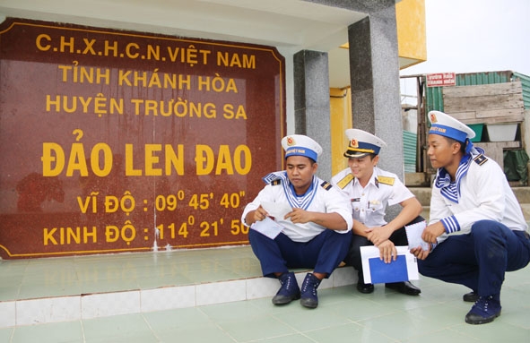 Thượng úy Lê Văn Anh, Chính trị viên đảo Len Đao (giữa) trò chuyện cùng lính trẻ nơi cột mốc chủ quyền.