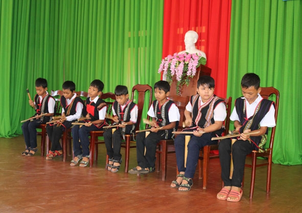 Đội chiêng thiếu niên của buôn Ea Bông (xã Cư Êbur, TP. Buôn Ma Thuột).  